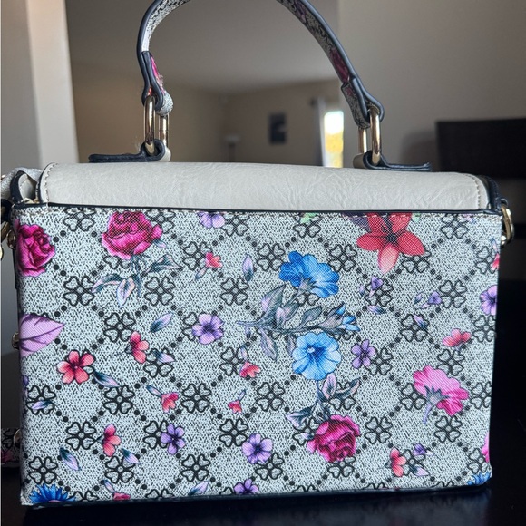 Cute bag with pretty flower print 🌸 - Picture 2 of 9